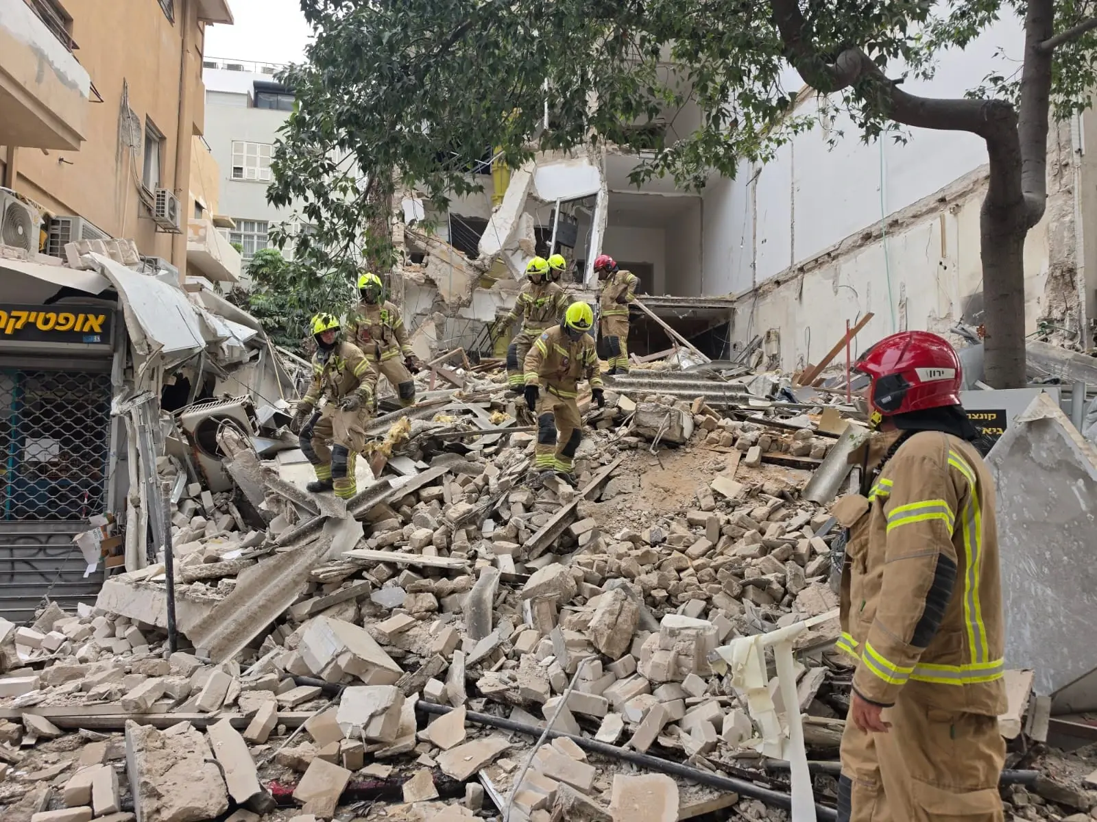 חלק מבניין בשיפוץ שקרס ברחוב נחלת בנימין פינת רוטשילד בתל אביב, 14 באוקטובר 2026