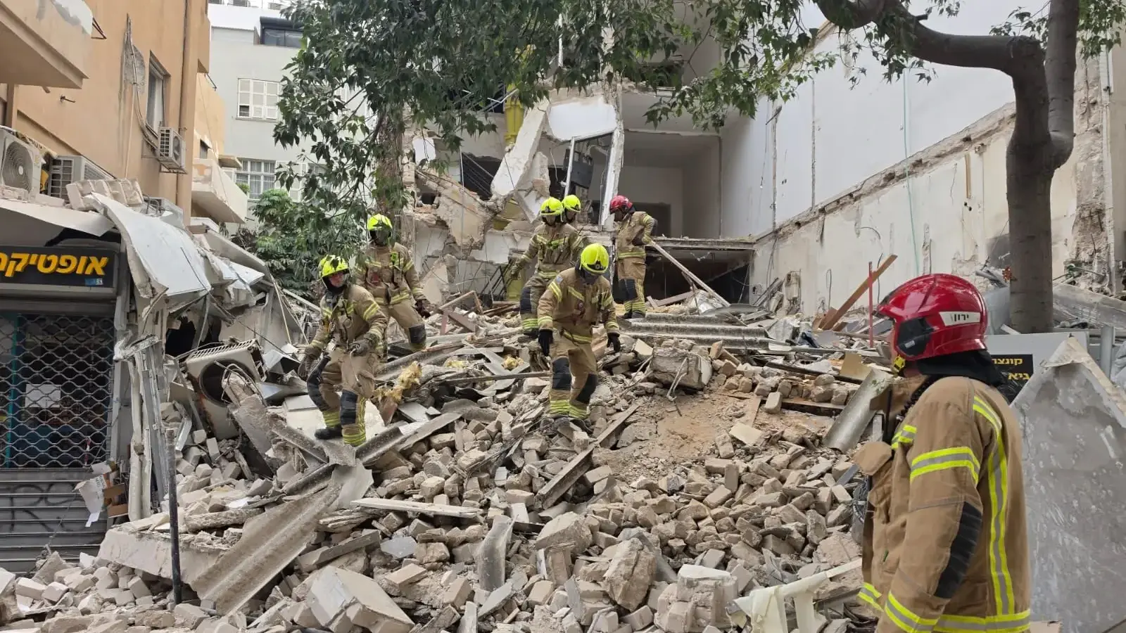 חלק מבניין בשיפוץ שקרס ברחוב נחלת בנימין פינת רוטשילד בתל אביב, 14 באוקטובר 2026 חלק מבניין בשיפוץ שקרס ברחוב נחלת בנימין פינת רוטשילד בתל אביב, 14 באוקטובר 2026