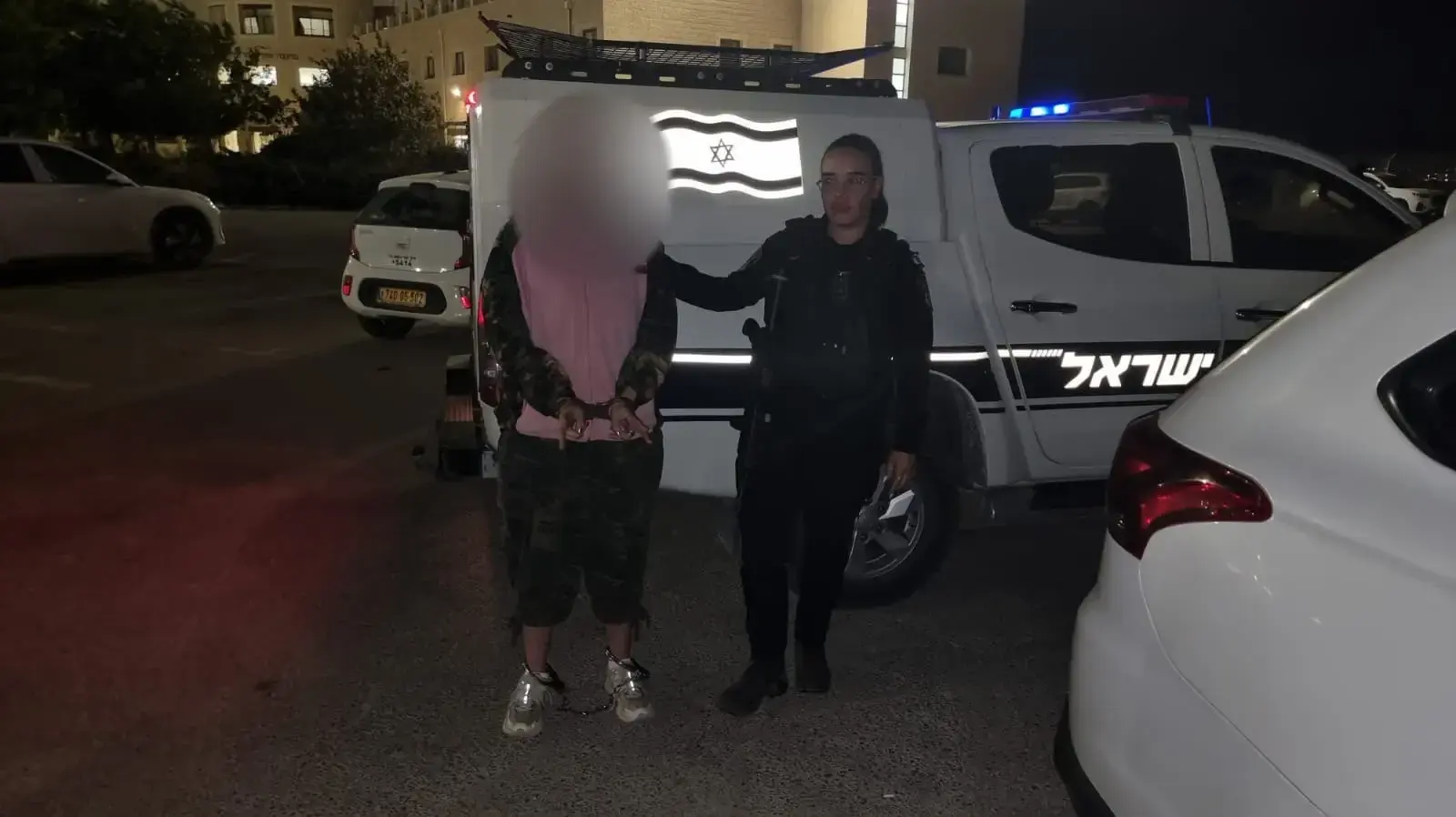 פעילה זרה נעצרה לאחר שלבשה חולצה עם כוונת על תמונת נתניהו פעילה זרה נעצרה לאחר שלבשה חולצה עם כוונת על תמונת נתניהו