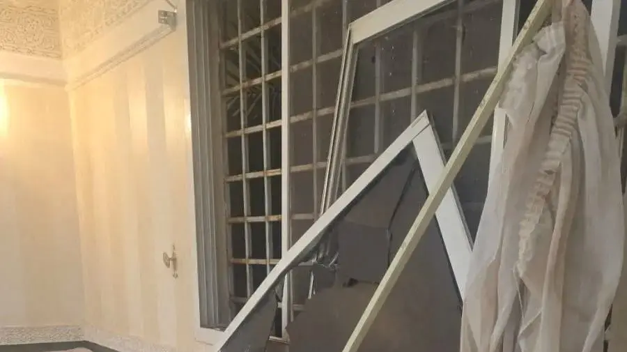 נזק בתוך בניין מגורים בריאד – אחד מ-15 בתי מגורים שניזוקו ב-13 באוקטובר 2026 נזק בתוך בניין מגורים בריאד – אחד מ-15 בתי מגורים שניזוקו ב-13 באוקטובר 2026