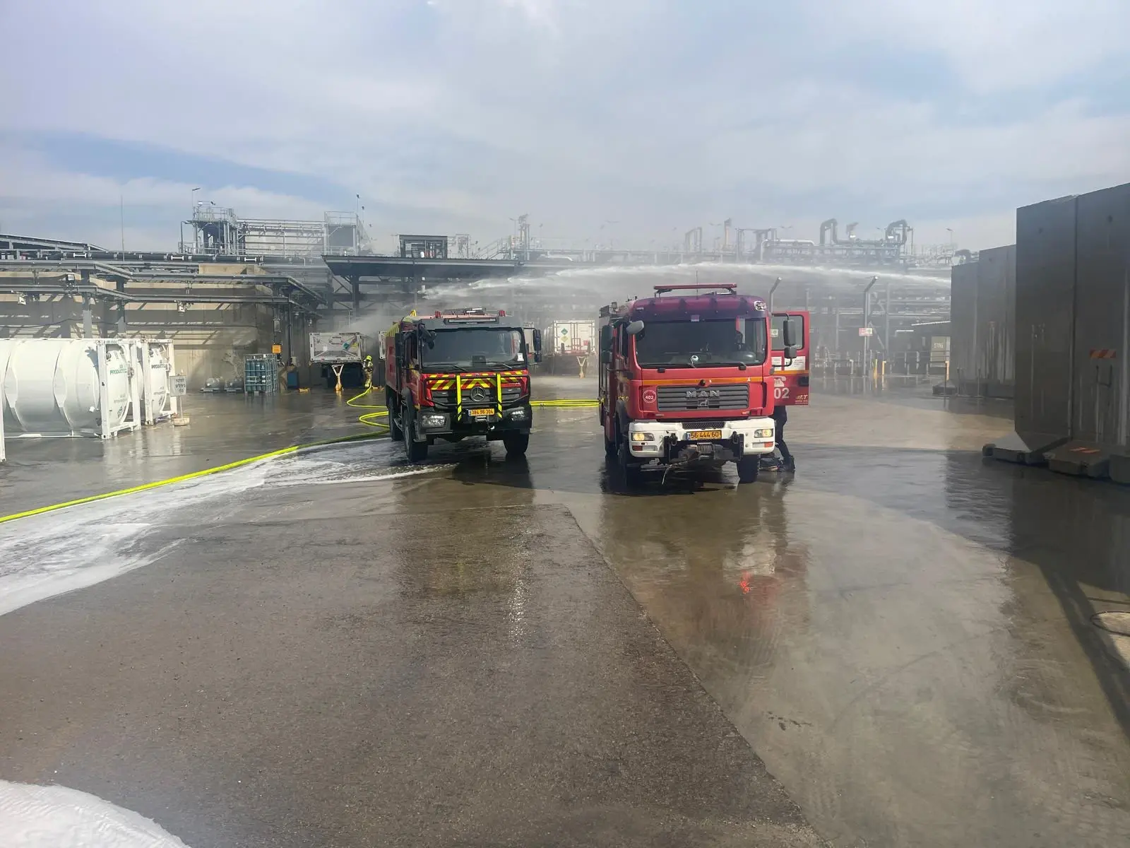 כוחות כבאות והצלה בזירת פיצוץ אינטל בקריית גת כוחות כבאות והצלה בזירת פיצוץ אינטל בקריית גת