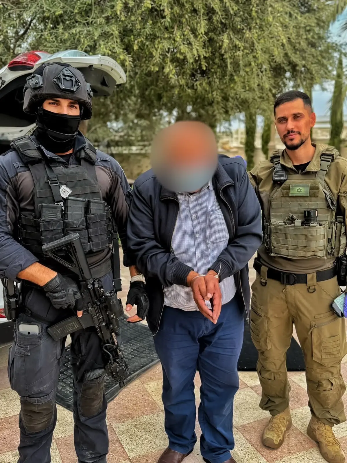 תושב בית אולא בשנות ה-60 לחייו נעצר על ידי כוחות המשטרה, לאחר שבחיפוש בביתו נתפסו אקדחים, תחמושת וכסף מזומן.