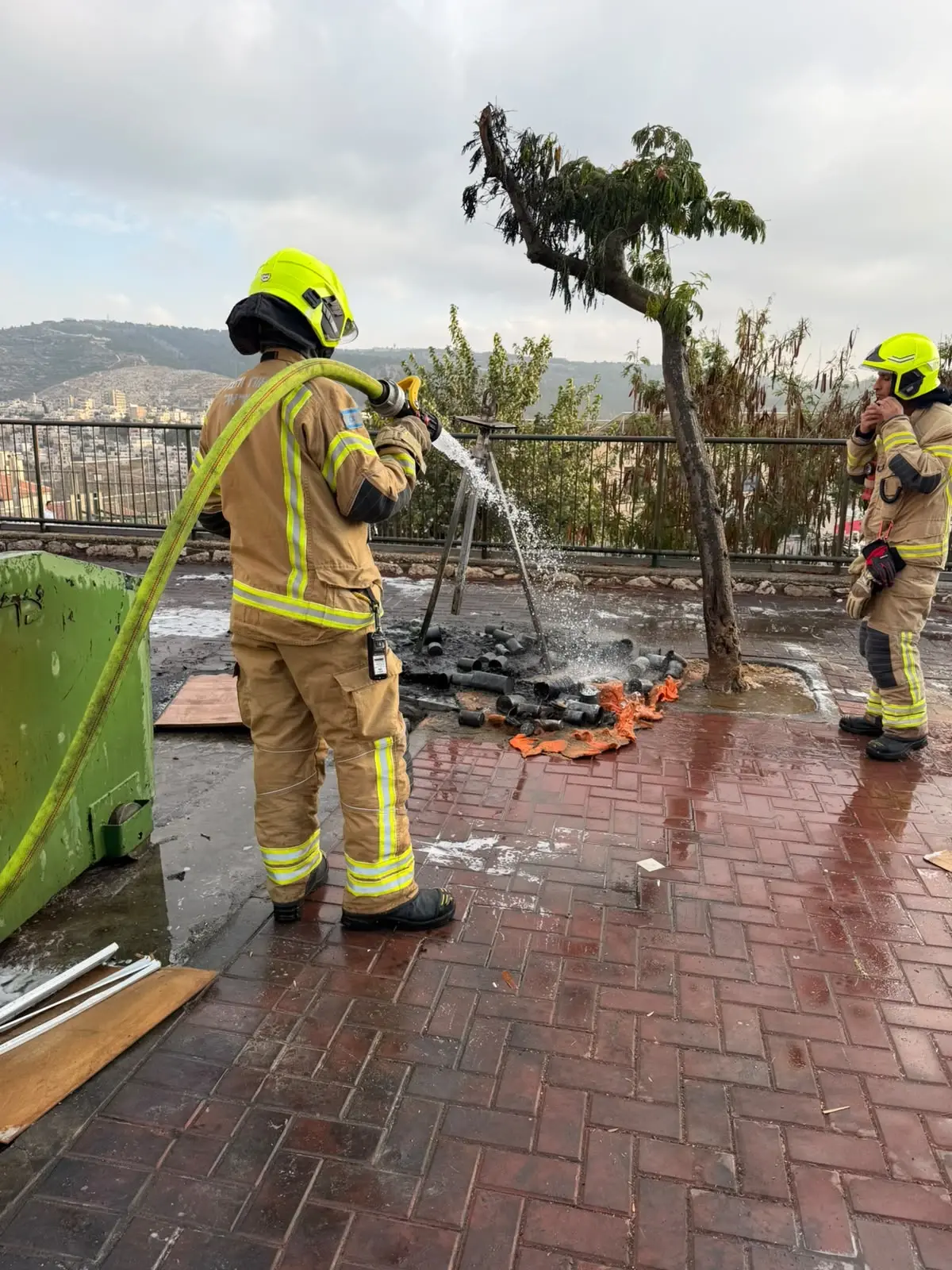 לוחמי כבאות והצלה בזירת השריפה בביתר עילית לוחמי כבאות והצלה בזירת השריפה בביתר עילית