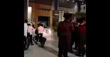 מפגינים חרדים מנסים לפרוץ לבניין שבו פועלת יחידה טכנולוגית של צה״ל מפגינים חרדים מנסים לפרוץ לבניין שבו פועלת יחידה טכנולוגית של צה״ל