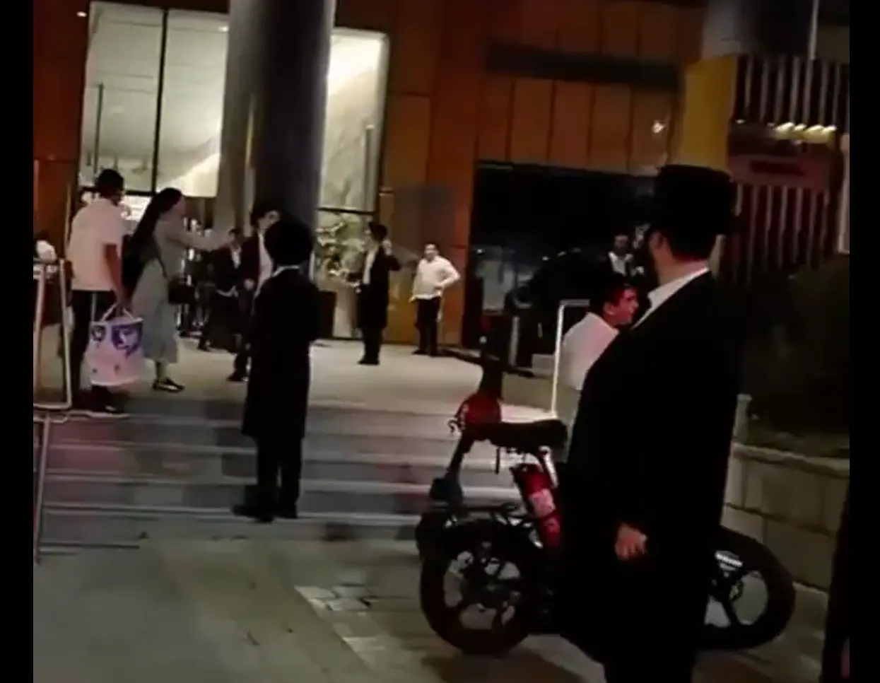 מפגינים חרדים מנסים לפרוץ לבניין שבו פועלת יחידה טכנולוגית של צה״ל מפגינים חרדים מנסים לפרוץ לבניין שבו פועלת יחידה טכנולוגית של צה״ל