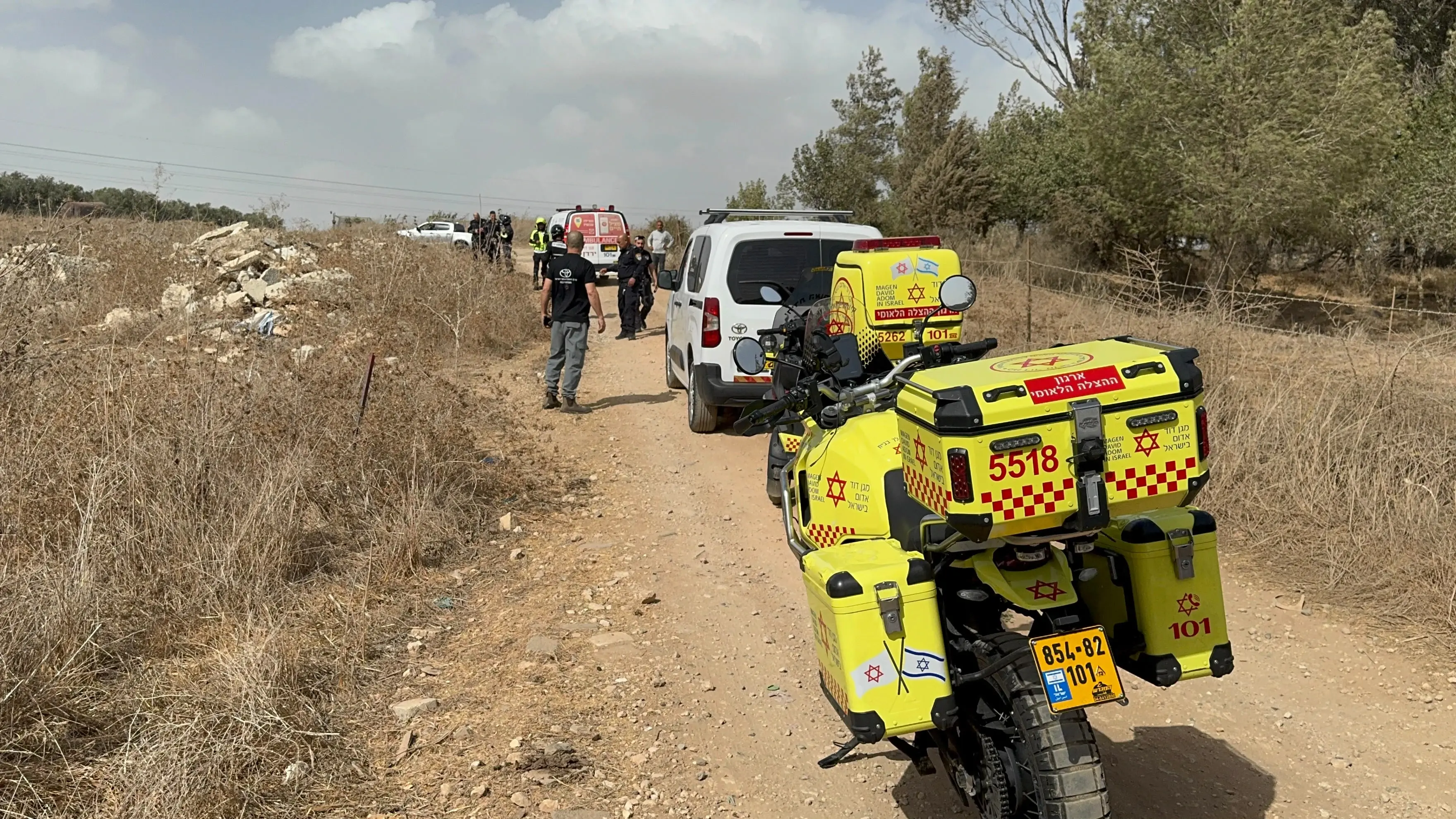 מד"א בזירה בה גבר נמצא מחוסר הכרה בשטח פתוח בסמוך למחלף גולני