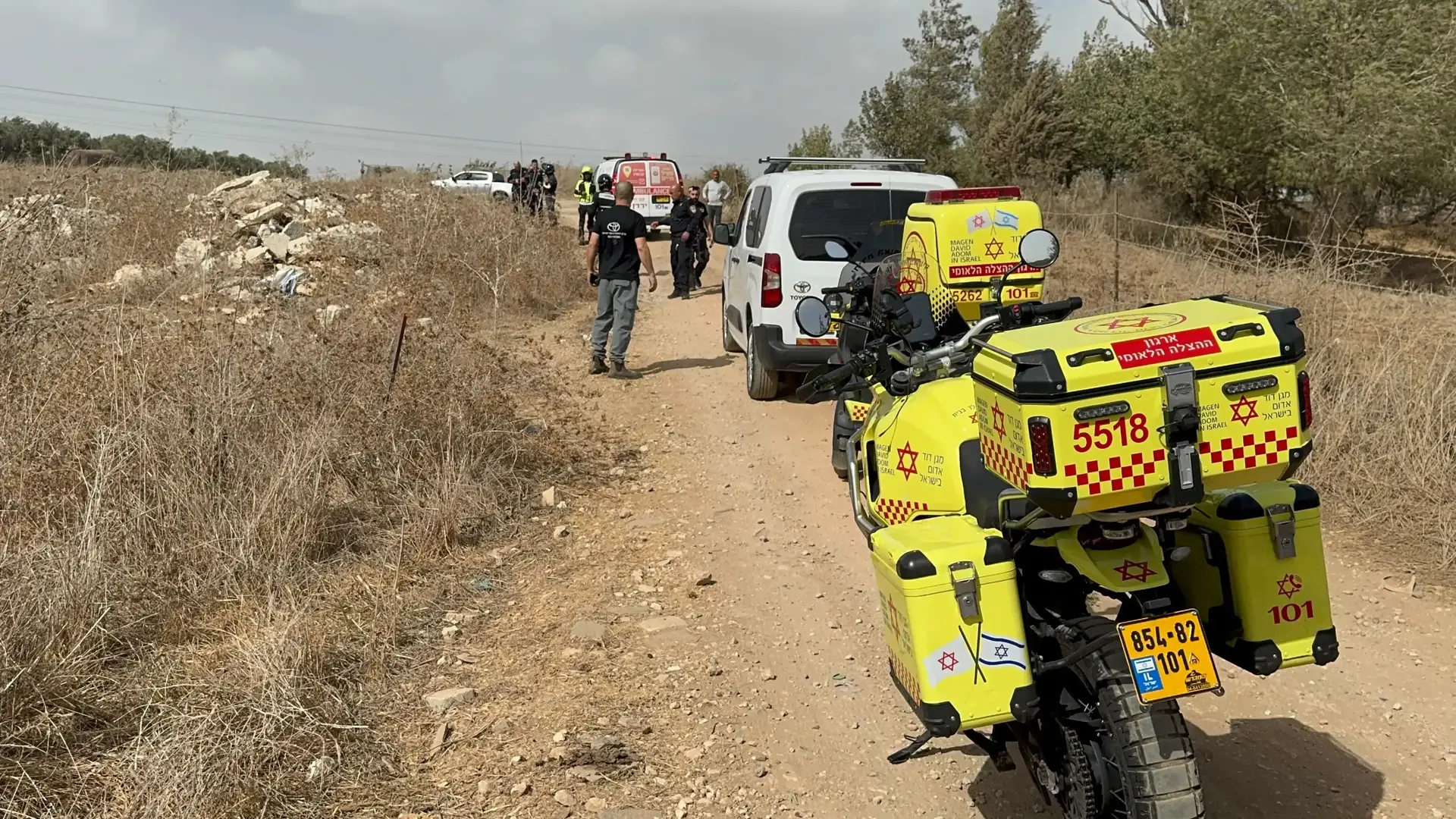 מד"א בזירה בה גבר נמצא מחוסר הכרה בשטח פתוח בסמוך למחלף גולני מד"א בזירה בה גבר נמצא מחוסר הכרה בשטח פתוח בסמוך למחלף גולני