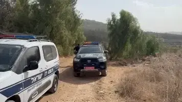 מד"א בזירה בה גבר נמצא מחוסר הכרה בשטח פתוח בסמוך למחלף גולני