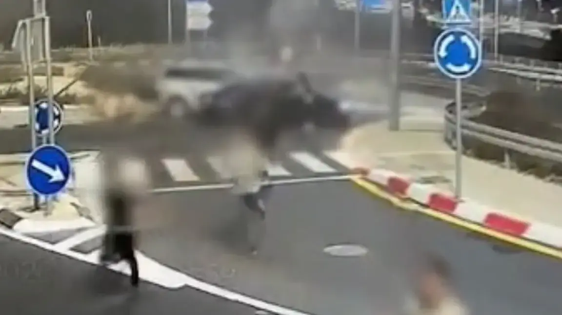 עלה על מעגל תנועה ופגע ברכבים: ונמלט עם שב״חים עלה על מעגל תנועה ופגע ברכבים: ונמלט עם שב״חים