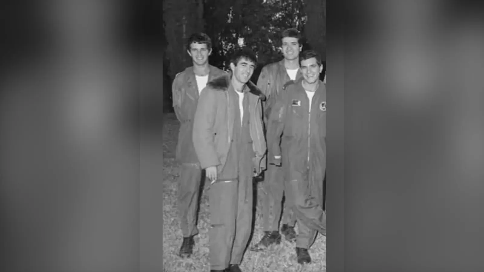רון ארד עם חבריו לשירות בחיל האוויר, לפני נפילתו בשבי בלבנון באוקטובר 1986