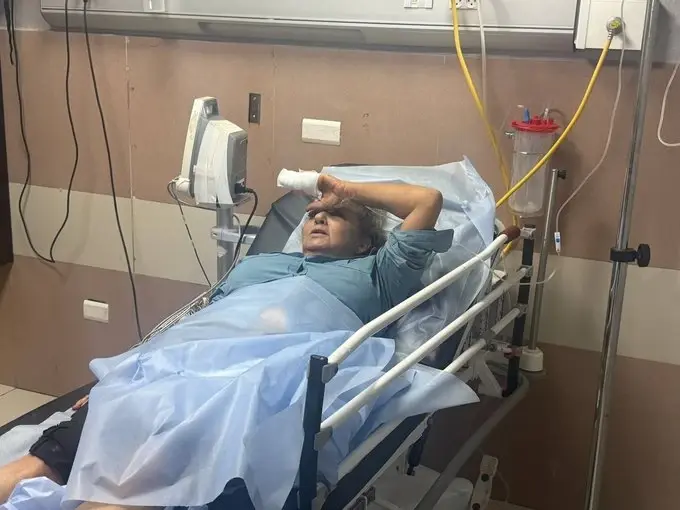 היידי לוין, צלמת ה"וושינגטון פוסט", בבית החולים לאחר שנפצעה בתקיפה במהלך מסיק הזיתים באבו פלאח שביהודה ושומרון