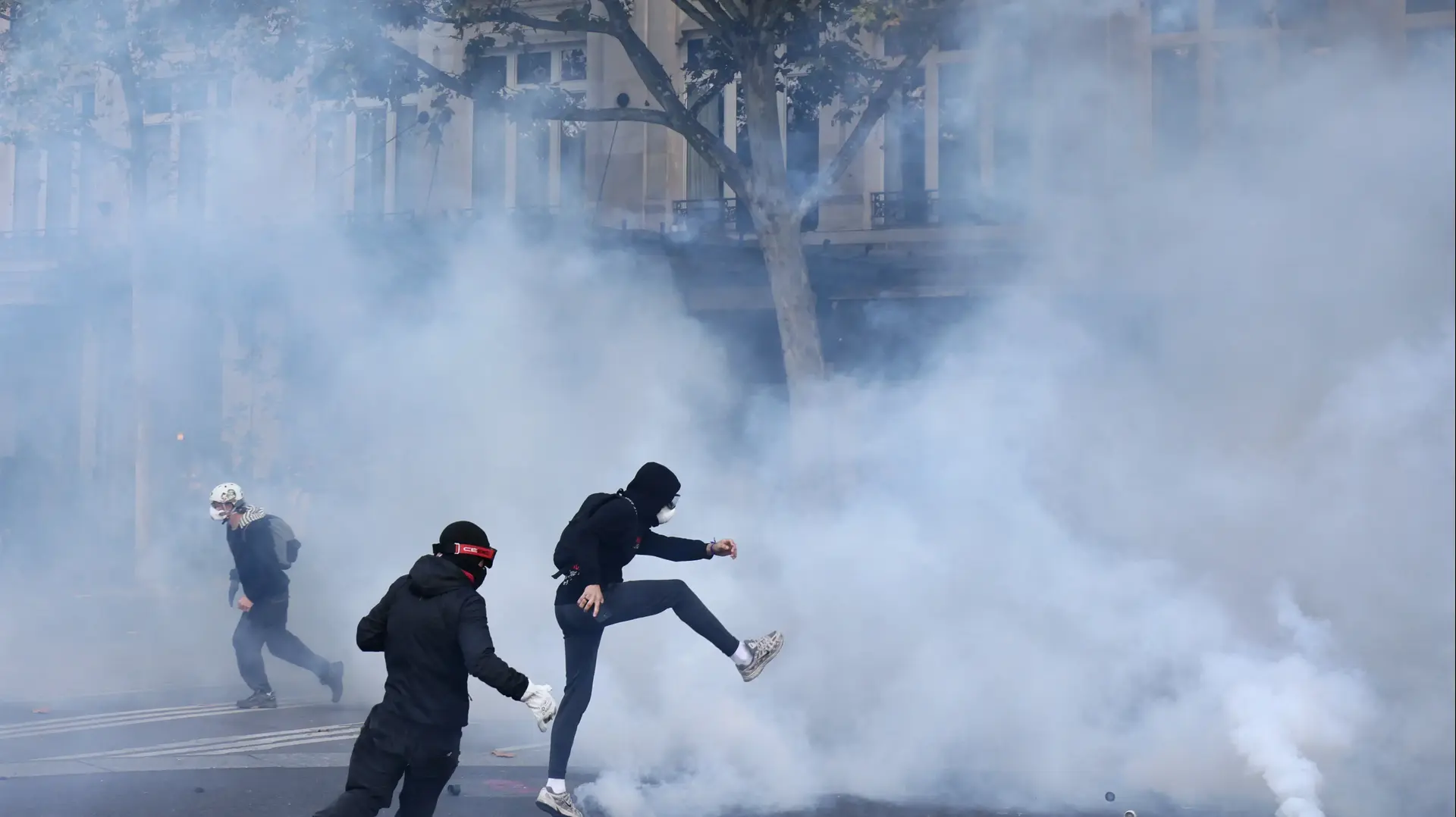 הפגנות בצרפת על יוקר המחיה הפגנות בצרפת על יוקר המחיה