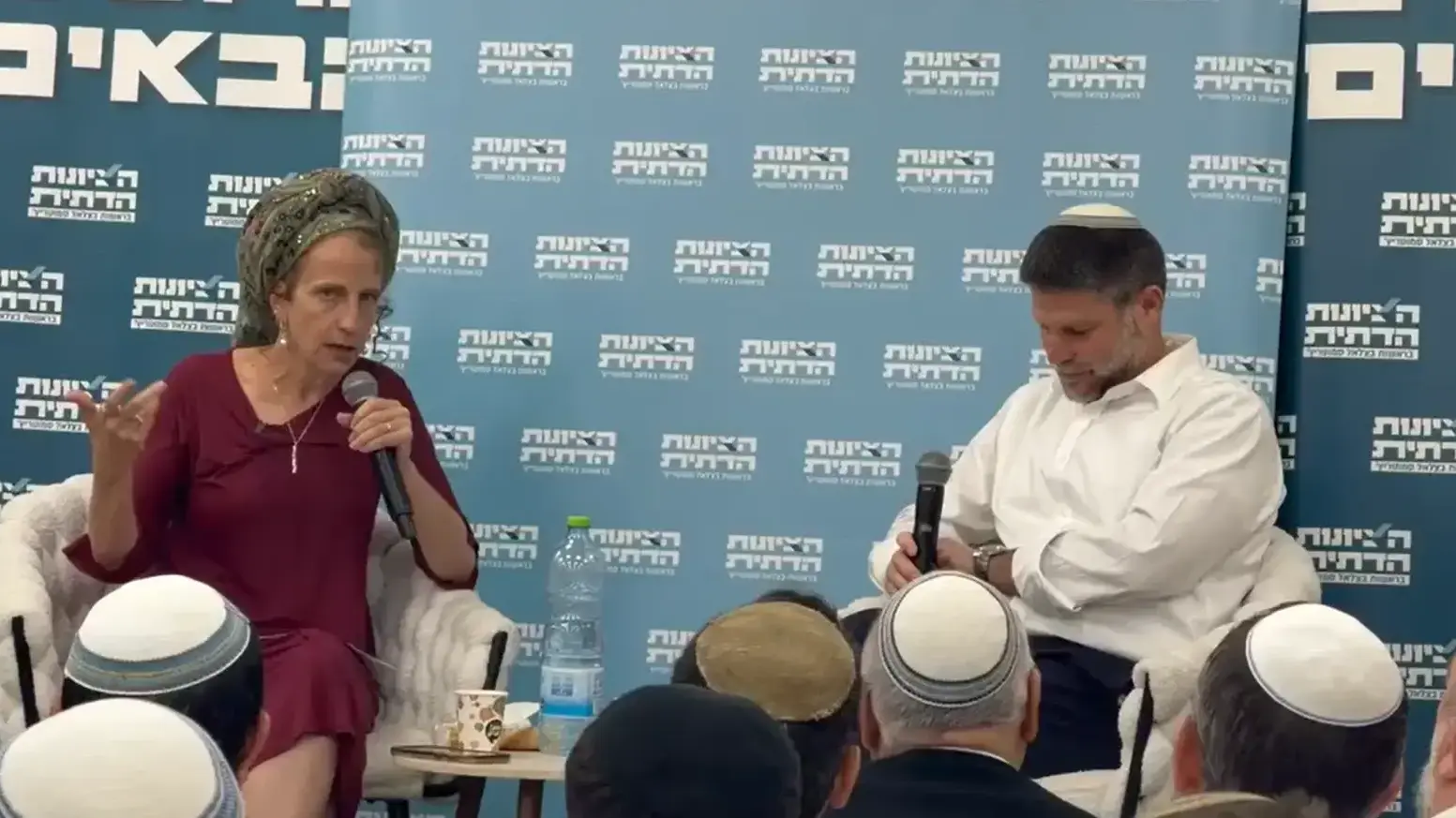 סמוטריץ' בכנס בלוד, בזמן שנשמע צרורות ירי
