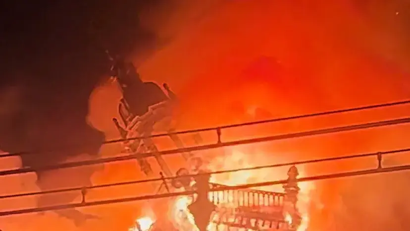 אש בבניין העירייה של לימוז', צרפת, 18 באוקטובר 2026 אש בבניין העירייה של לימוז', צרפת, 18 באוקטובר 2026