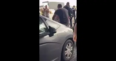 כביש 4 נחסם לתנועה בשני הכיוונים באזור מחלף יבנה עימותים קשים בין מפגינים לאזרחים שנתקעו בכביש