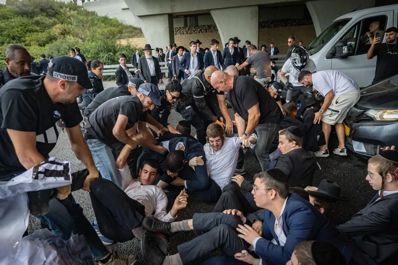 בגלל הפגנות חרדים: כביש 4 נחסם לשני הכיוונים, הפרות סדר גם סמוך לתחנת ...