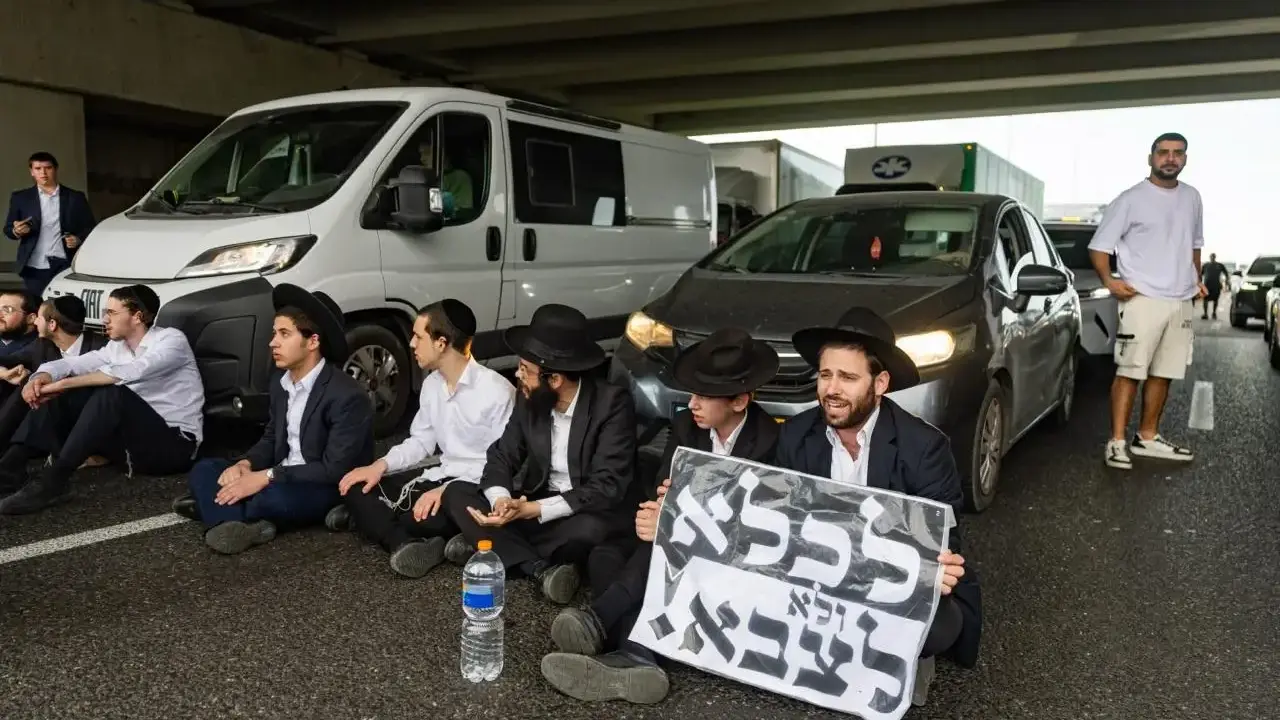 הפגנה של הפלג הירושלמי במחאה על מעצר עריקים, מחלף יבנה, 18 באוקטובר 2026 הפגנה של הפלג הירושלמי במחאה על מעצר עריקים, מחלף יבנה, 18 באוקטובר 2026