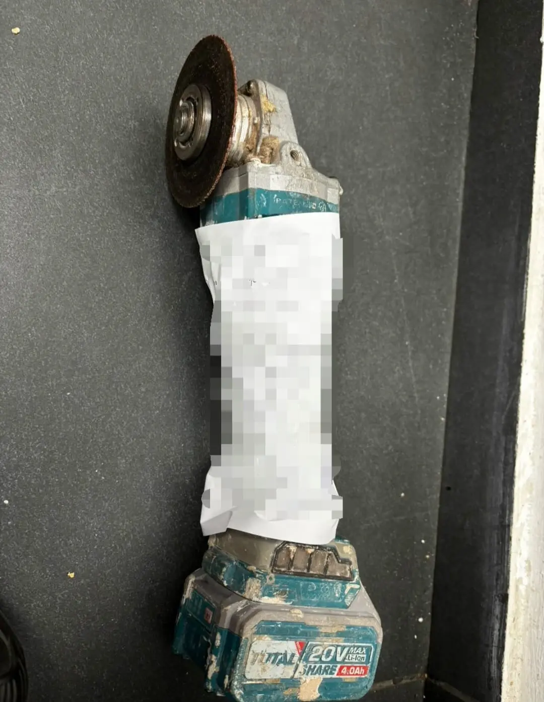 פרץ למסעדה באמצעות כלי חיתוך חשמלי וגנב בקבוקי אלכוהול