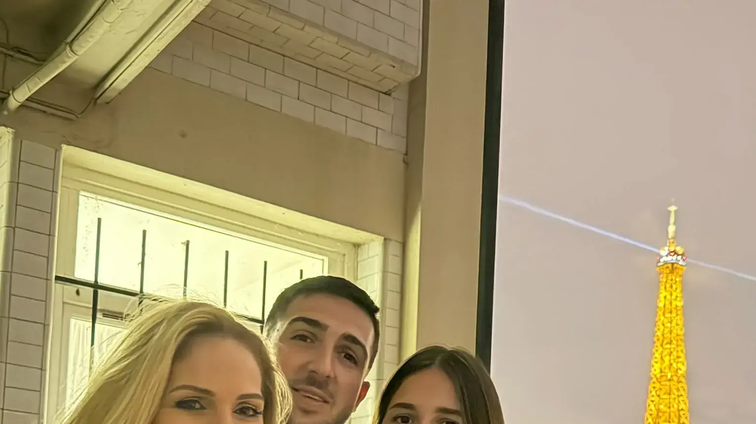 אתי כרייף ומשפחתה במהומות בפריז אתי כרייף ומשפחתה במהומות בפריז