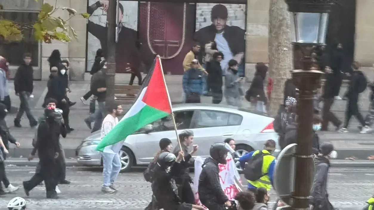 אתי כרייף ומשפחתה במהומות בפריז אתי כרייף ומשפחתה במהומות בפריז