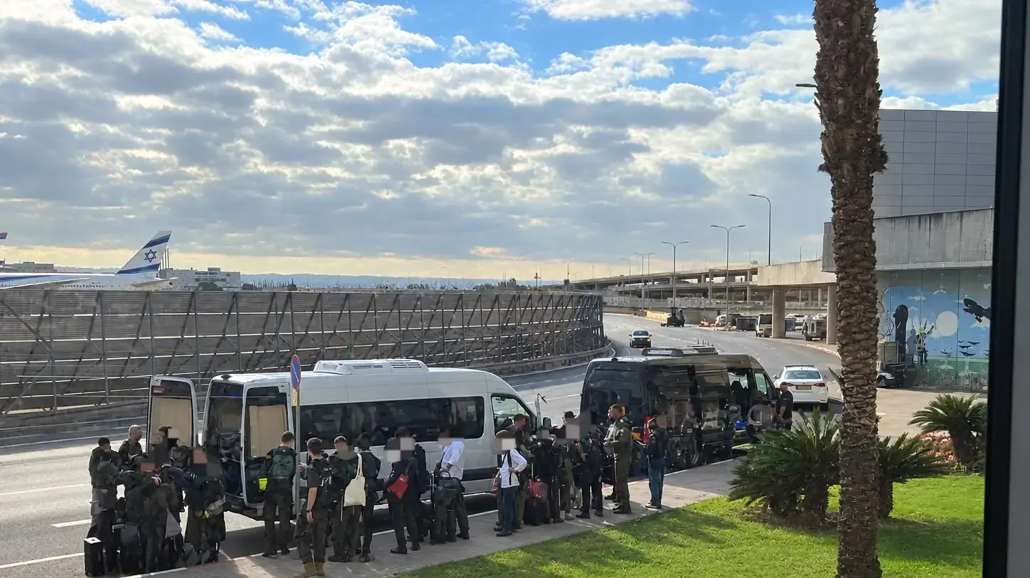 חסידי חב"ד שנחתו בנתב"ג ונעצרו ע"י המשטרה הצבאית חסידי חב"ד שנחתו בנתב"ג ונעצרו ע"י המשטרה הצבאית