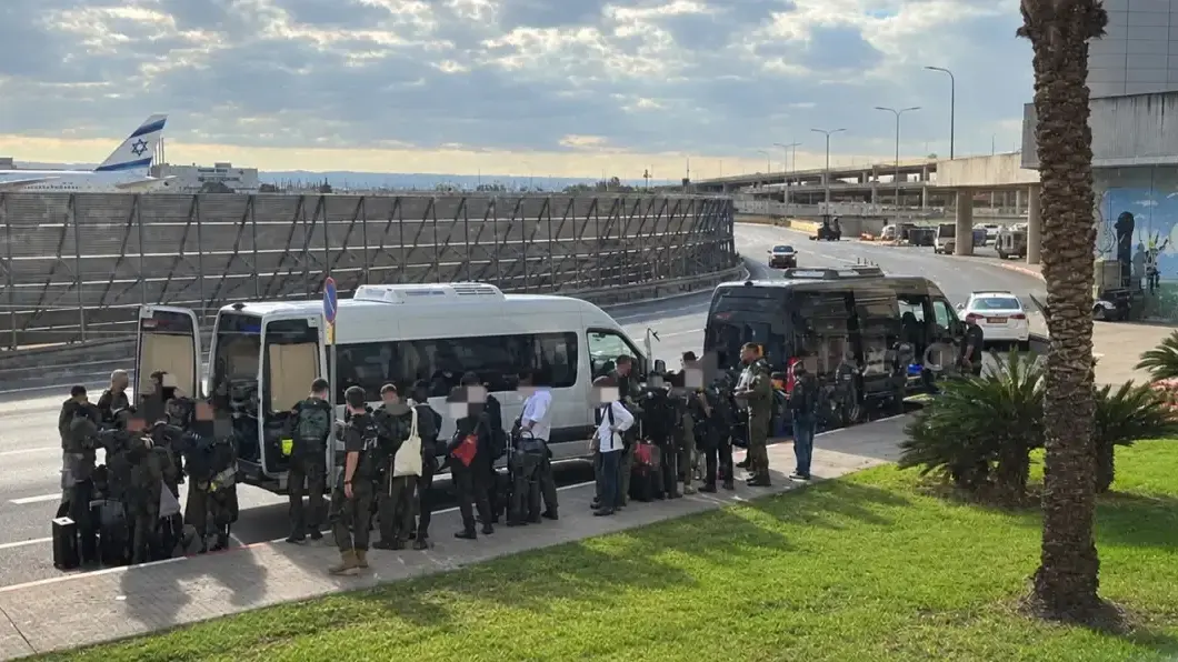 חסידי חב"ד שנחתו בנתב"ג ונעצרו ע"י המשטרה הצבאית חסידי חב"ד שנחתו בנתב"ג ונעצרו ע"י המשטרה הצבאית