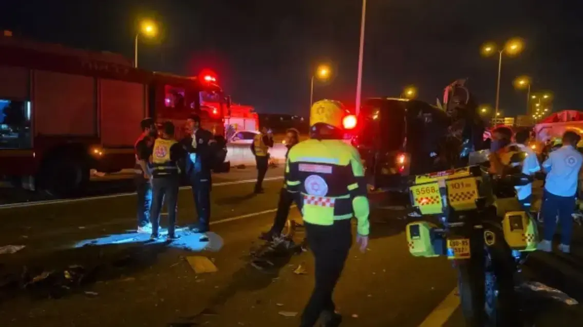 התאונה הקטלנית בצומת שורק: נהג המיניבוס מואשם בגרימת מותם של שני נערים התאונה הקטלנית בצומת שורק: נהג המיניבוס מואשם בגרימת מותם של שני נערים