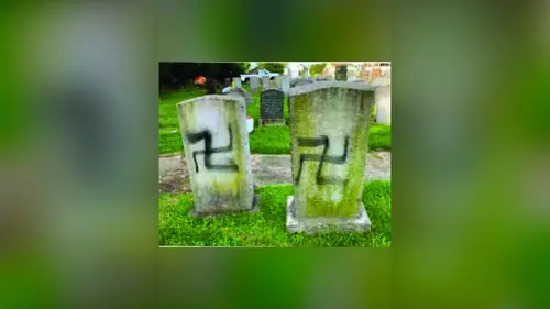 ריסס צלבי קרס על קברים יהודיים – ונחשף בגלל קעקוע