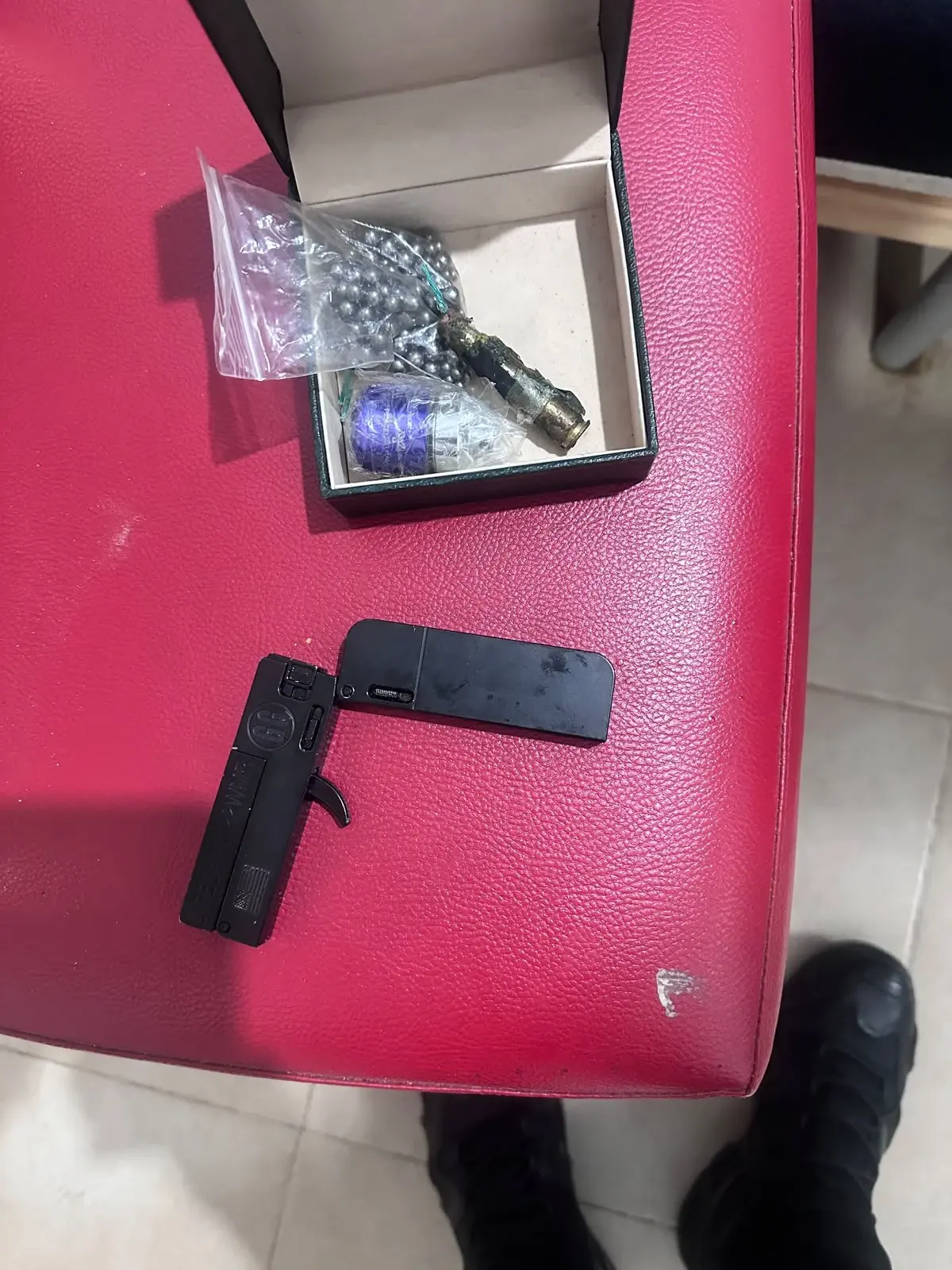 ארבעה אקדחים, ארבעה רימוני נפץ, תחמושת וחומרים החשודים כמיועדים לייצור מטעני חבלה נתפסו בבית מגורים בשדרות 20 באוקטובר 2026