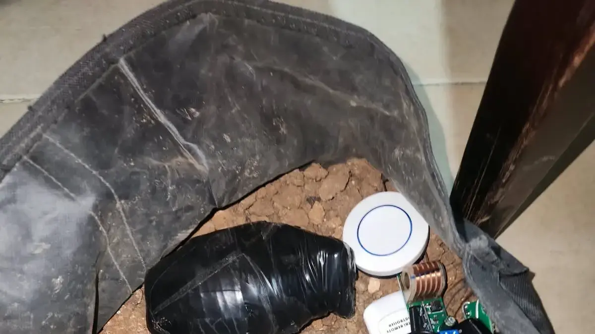 ארבעה אקדחים, ארבעה רימוני נפץ, תחמושת וחומרים החשודים כמיועדים לייצור מטעני חבלה נתפסו בבית מגורים בשדרות 20 באוקטובר 2026 ארבעה אקדחים, ארבעה רימוני נפץ, תחמושת וחומרים החשודים כמיועדים לייצור מטעני חבלה נתפסו בבית מגורים בשדרות 20 באוקטובר 2026