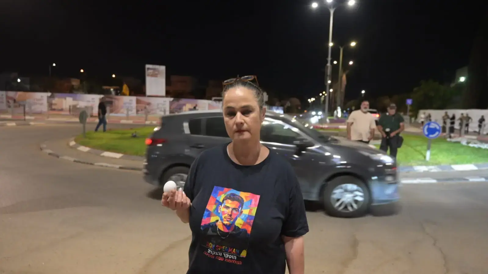 ד"ר מעיין שרמן, אמו של החטוף החלל רון שרמן, מפגינה נגד השר איתמר בן גביר במהלך כנס הבחירות בלהבים