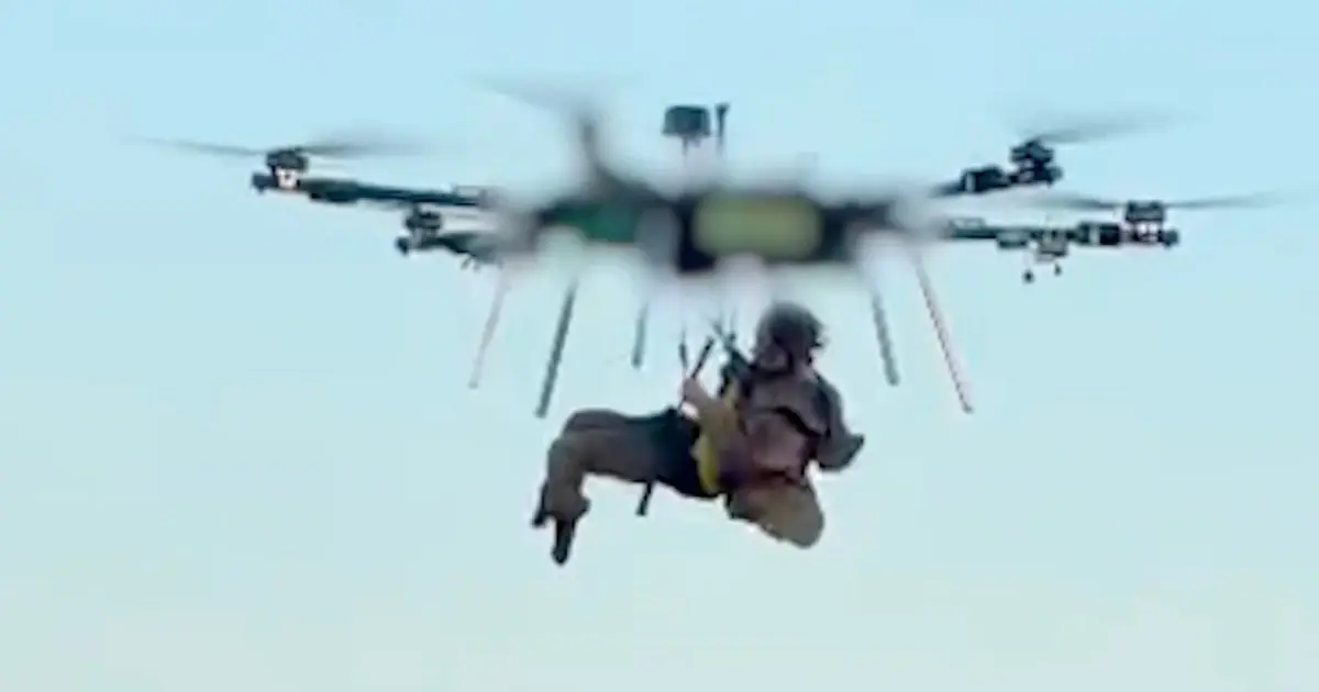 חייל פצוע מחולץ באמצעות רחפן, מתוך סרטון שפרסמה חטיבת הסער ה-92 של צבא אוקראינה