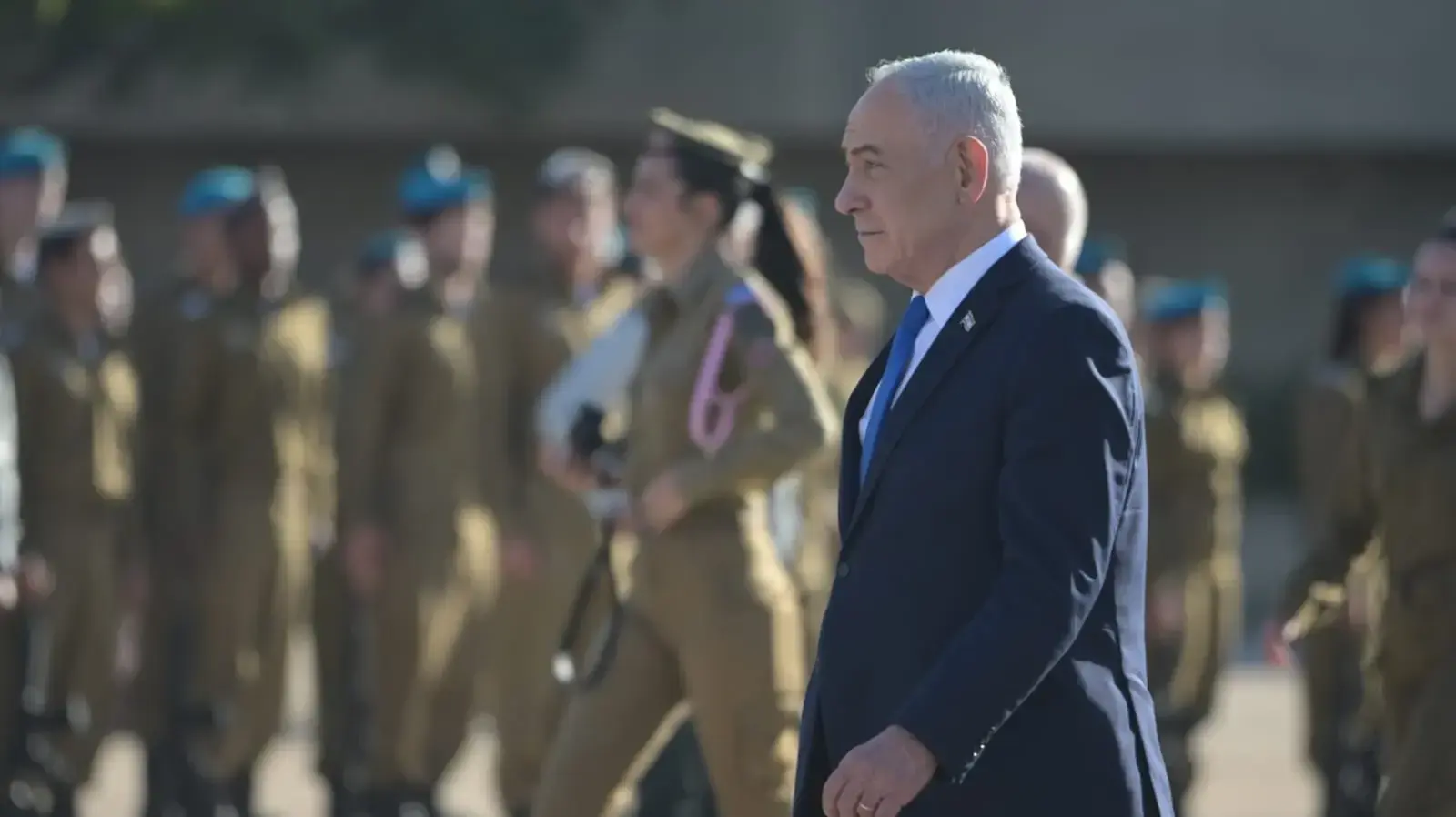 בנימין נתניהו, סיום קורס קצינים לוחמים מחזור 76
,בה"ד 1, מצפה רמון, 21 באוקטובר 2026 בנימין נתניהו, סיום קורס קצינים לוחמים מחזור 76
,בה"ד 1, מצפה רמון, 21 באוקטובר 2026