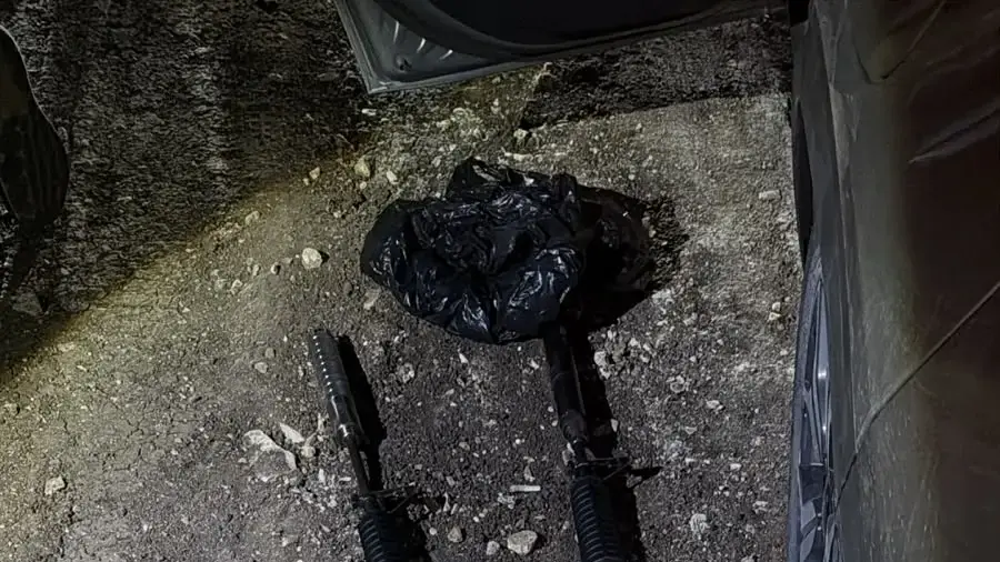 תיעוד מעצר החשודים בחברות בחוליית חיסול של ארגון הפשע חרירי, לצד כלי הנשק והציוד שנתפסו במהלך הפעילות המשטרתית תיעוד מעצר החשודים בחברות בחוליית חיסול של ארגון הפשע חרירי, לצד כלי הנשק והציוד שנתפסו במהלך הפעילות המשטרתית