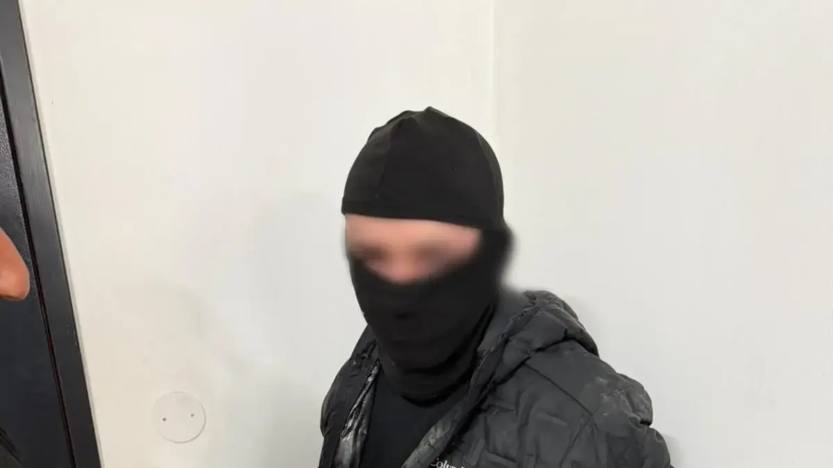 תיעוד מעצר החשודים בחברות בחוליית חיסול של ארגון הפשע חרירי, לצד כלי הנשק והציוד שנתפסו במהלך הפעילות המשטרתית תיעוד מעצר החשודים בחברות בחוליית חיסול של ארגון הפשע חרירי, לצד כלי הנשק והציוד שנתפסו במהלך הפעילות המשטרתית
