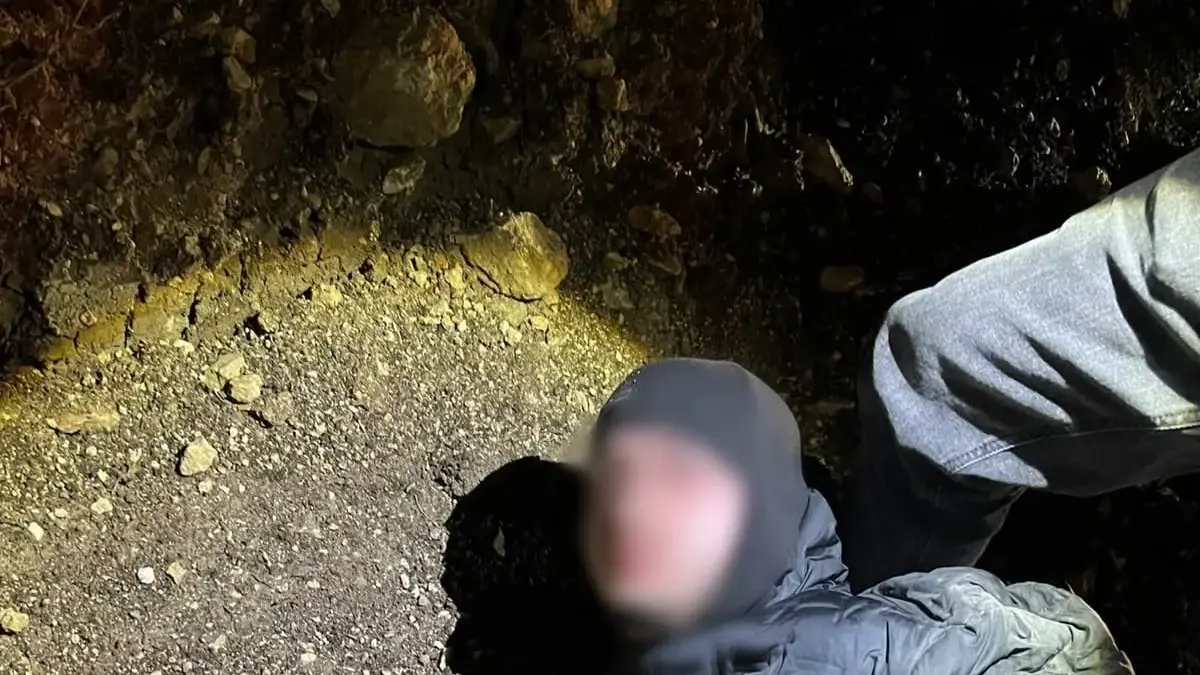 תיעוד מעצר החשודים בחברות בחוליית חיסול של ארגון הפשע חרירי, לצד כלי הנשק והציוד שנתפסו במהלך הפעילות המשטרתית תיעוד מעצר החשודים בחברות בחוליית חיסול של ארגון הפשע חרירי, לצד כלי הנשק והציוד שנתפסו במהלך הפעילות המשטרתית