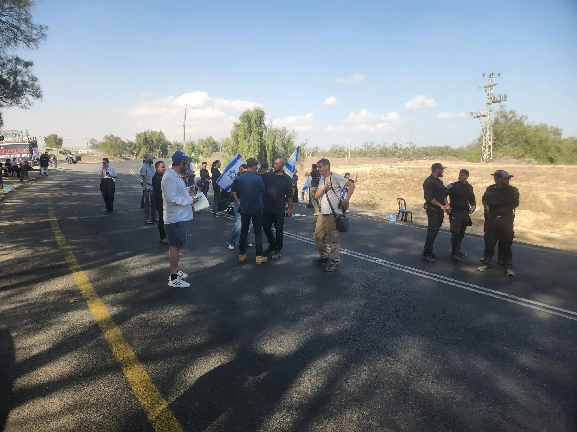תושבי העוטף חוסמים את משאיות הסיוע לעזה