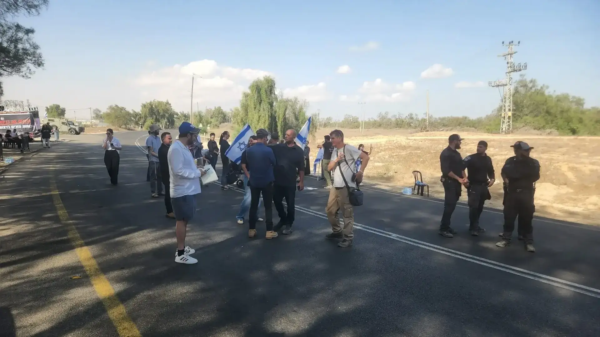 תושבי העוטף חוסמים את משאיות הסיוע לעזה תושבי העוטף חוסמים את משאיות הסיוע לעזה