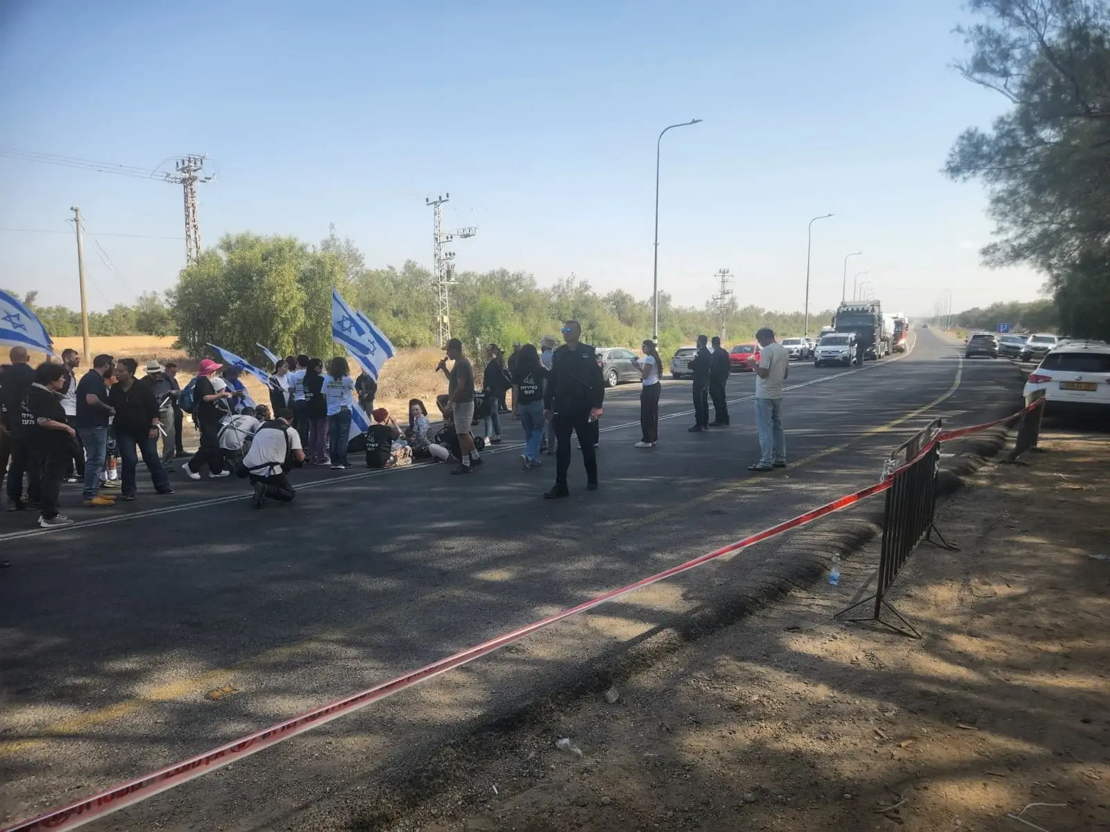 תושבי העוטף חוסמים את משאיות הסיוע לעזה