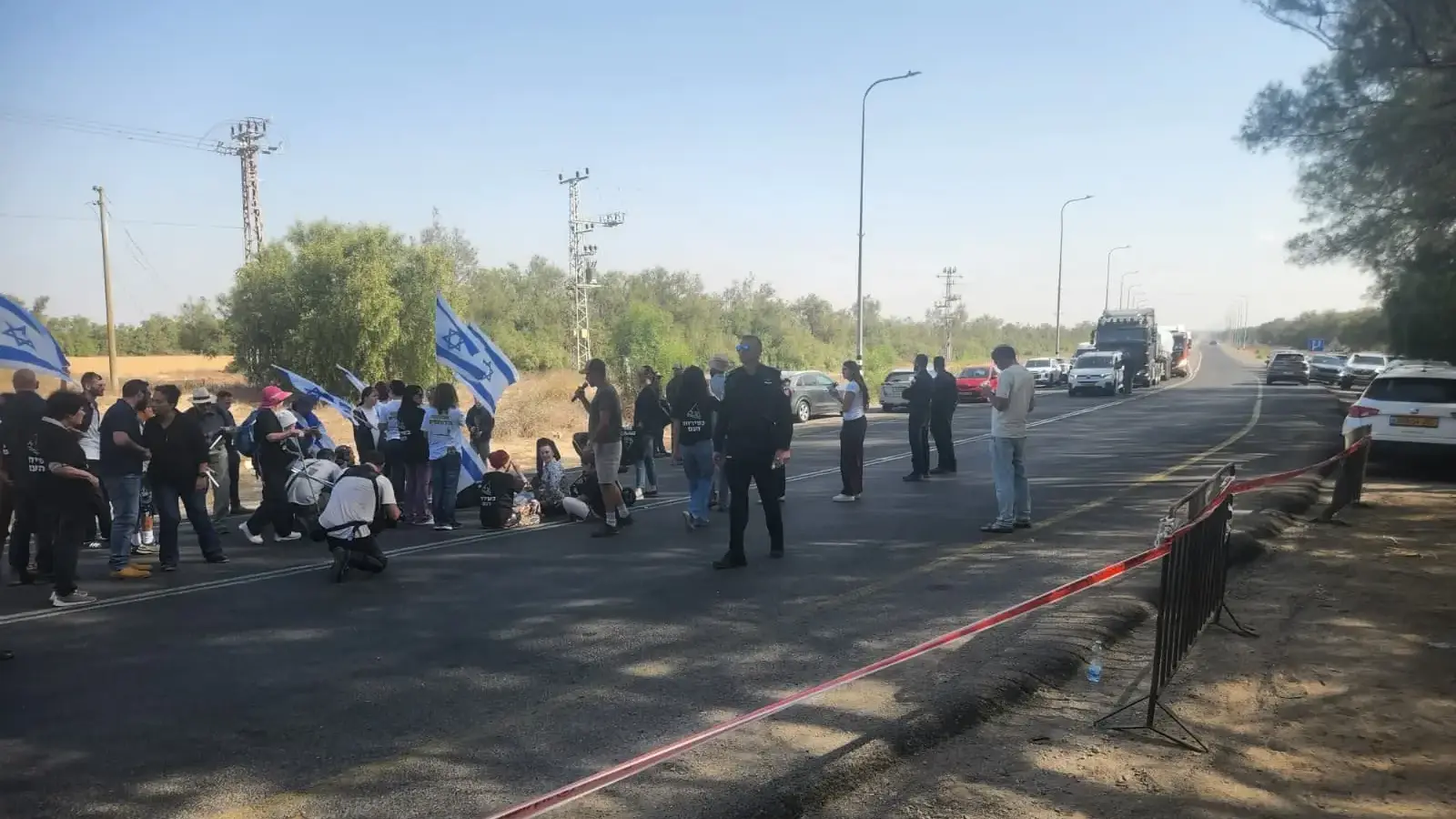 תושבי העוטף חוסמים את משאיות הסיוע לעזה תושבי העוטף חוסמים את משאיות הסיוע לעזה