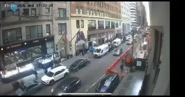 גבר יהודי מקראון הייטס נדקר לפנות ערב על ידי אישה בלב מידטאון מנהטן
