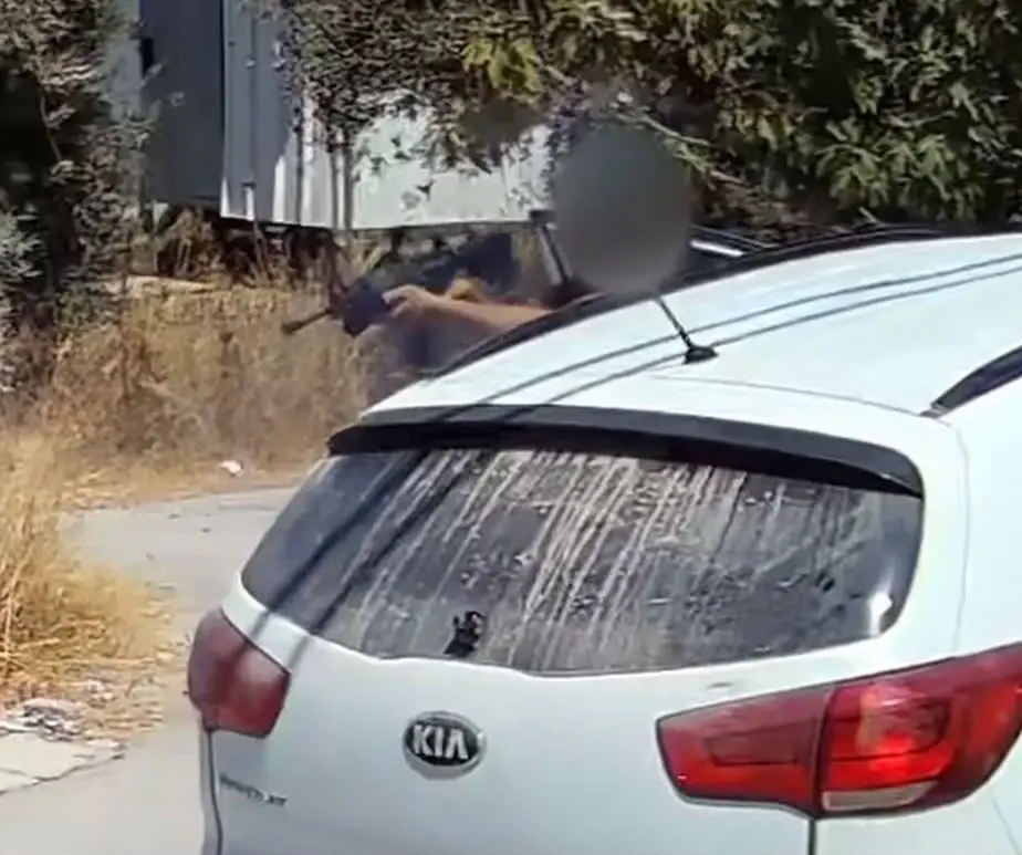 צילום מסך מתוך תיעוד של החשוד בירי בבית אולא צילום מסך מתוך תיעוד של החשוד בירי בבית אולא