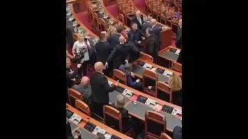 עימות פיזי פרץ בפרלמנט בין חברי האופוזיציה לנציגי מפלגת השלטון, אלבניה