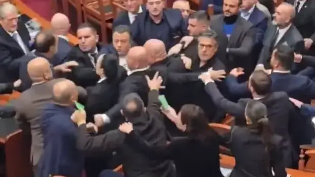 עימות פיזי פרץ בפרלמנט בין חברי האופוזיציה לנציגי מפלגת השלטון, אלבניה עימות פיזי פרץ בפרלמנט בין חברי האופוזיציה לנציגי מפלגת השלטון, אלבניה