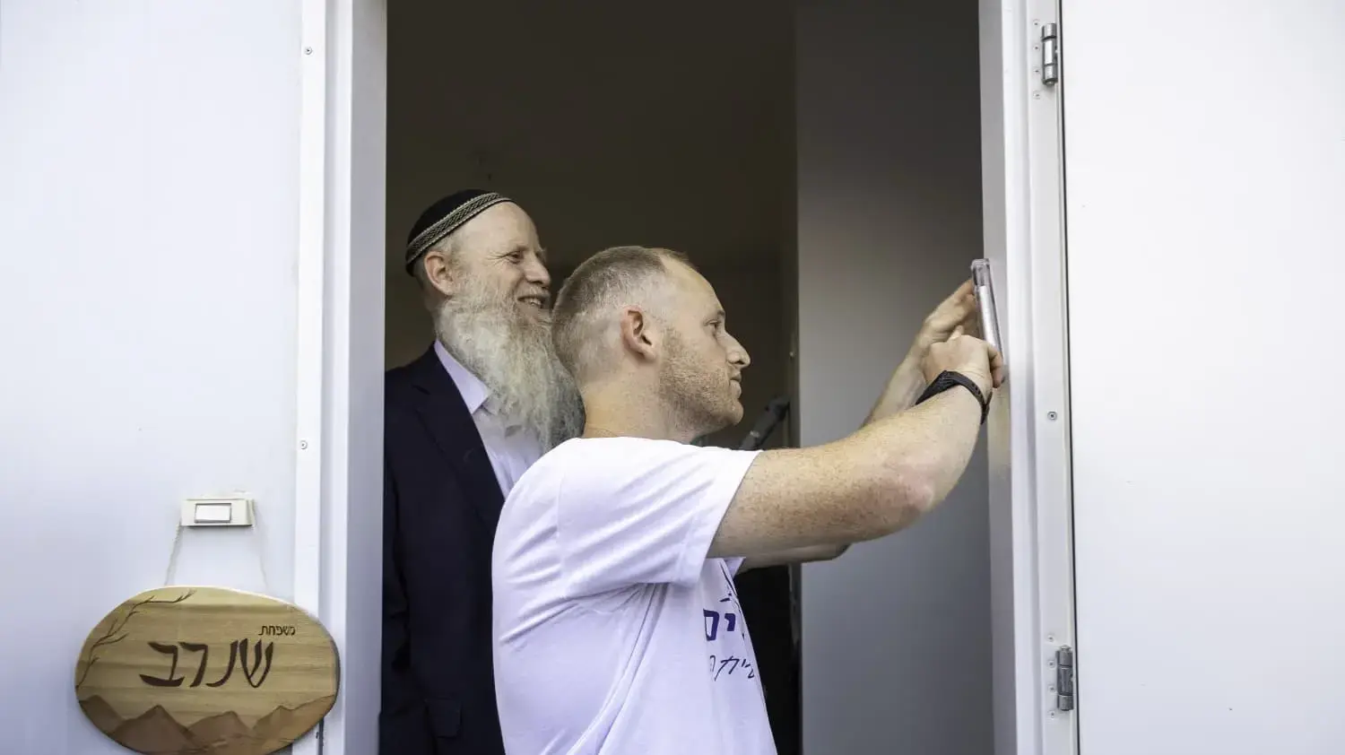 דביר שנרב שנפגע ואחותו נרצחה בפיגוע מקים בית סמוך למקום שבו אירע