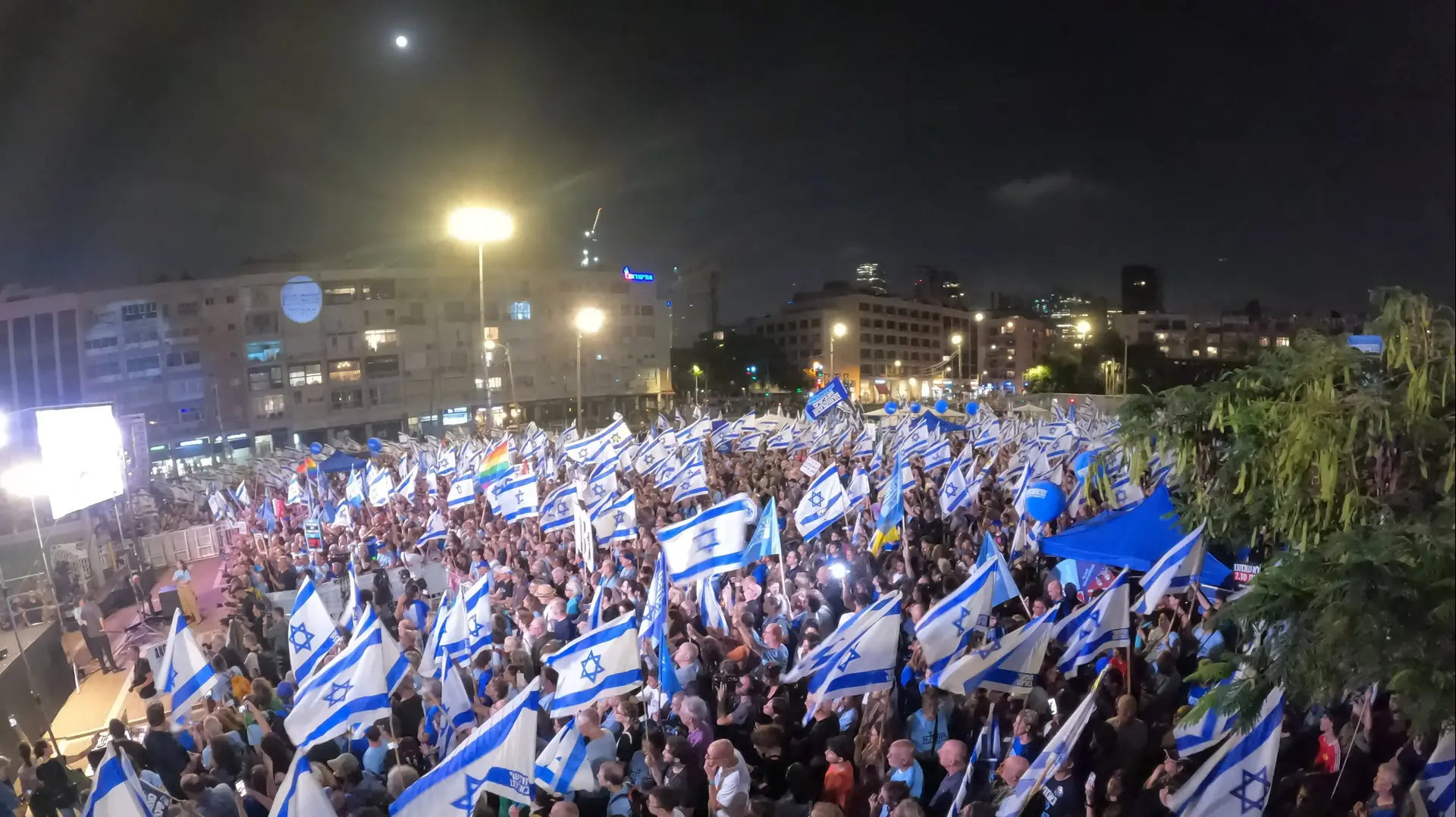 יותר מ-12 אלף דמוקרטים ודמוקרטיות ממלאים את כיכר רבין. עצרת מועצת אוקטובר. 24.10.2026