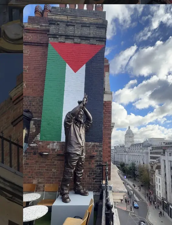 הפסל החדש על גג הבניין בלונדון: מרואן ברגותי, ומעליו דגל פלסטין ענק