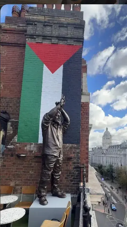הפסל החדש על גג הבניין בלונדון: מרואן ברגותי, ומעליו דגל פלסטין ענק הפסל החדש על גג הבניין בלונדון: מרואן ברגותי, ומעליו דגל פלסטין ענק