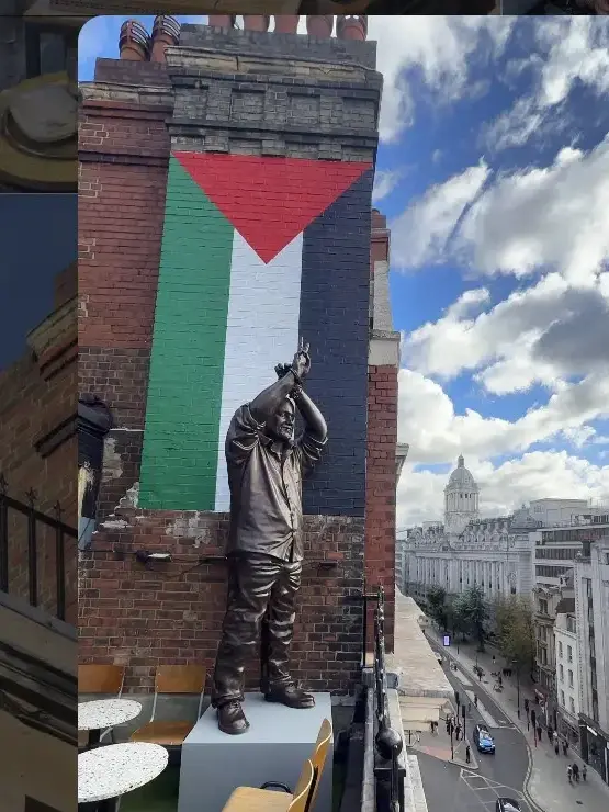 הפסל החדש על גג הבניין בלונדון: מרואן ברגותי, ומעליו דגל פלסטין ענק הפסל החדש על גג הבניין בלונדון: מרואן ברגותי, ומעליו דגל פלסטין ענק
