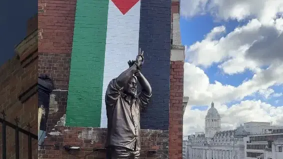 הפסל החדש על גג הבניין בלונדון: מרואן ברגותי, ומעליו דגל פלסטין ענק הפסל החדש על גג הבניין בלונדון: מרואן ברגותי, ומעליו דגל פלסטין ענק